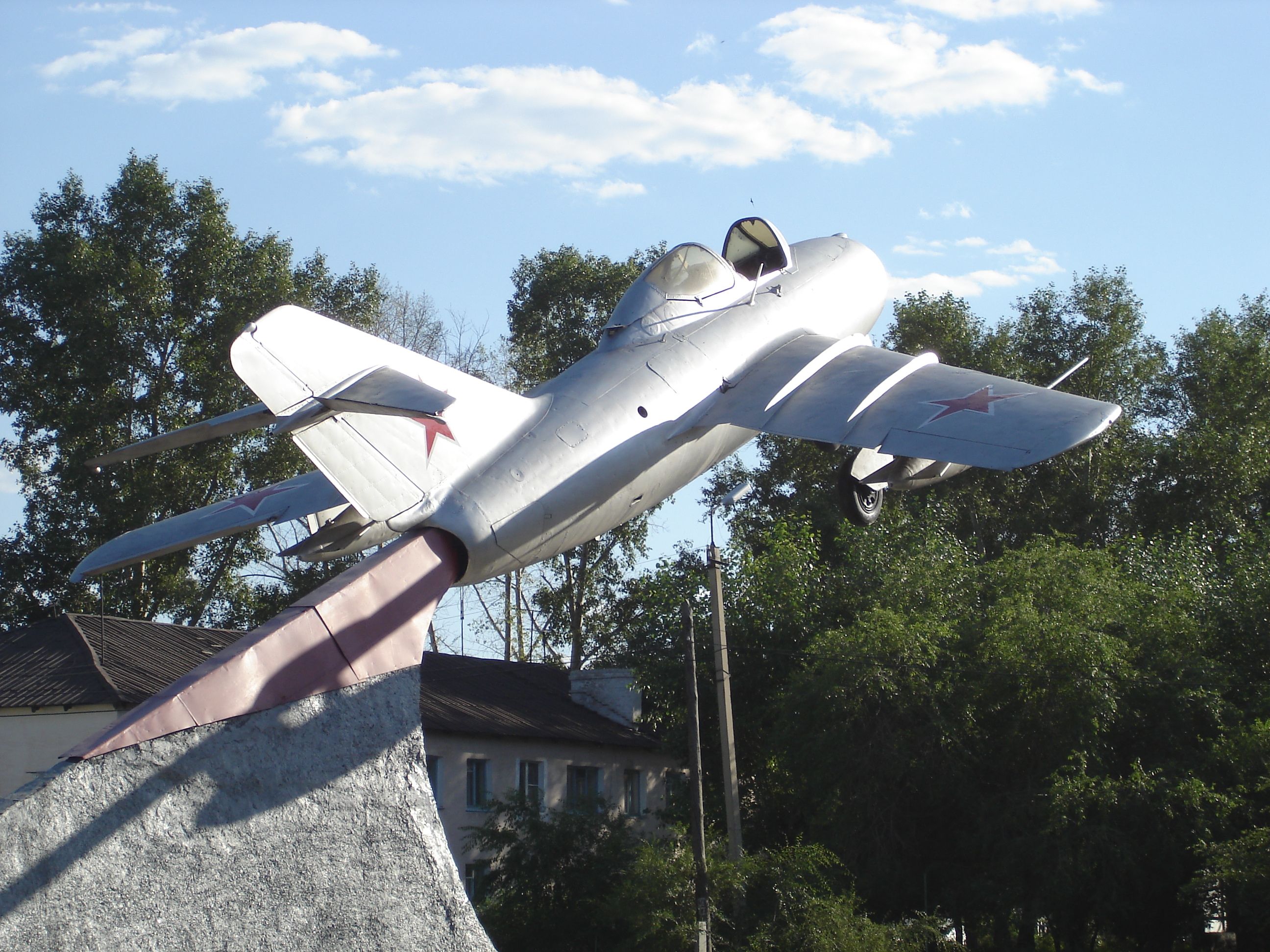 Памятник в честь шилкинцев, участников Великой Отечественной войны, включает самолет серии 